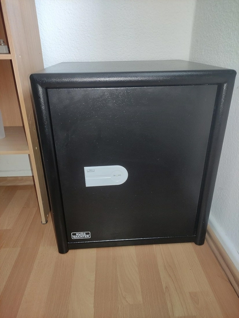 Der CL 440 E an seinem Standort neben einem Regal.